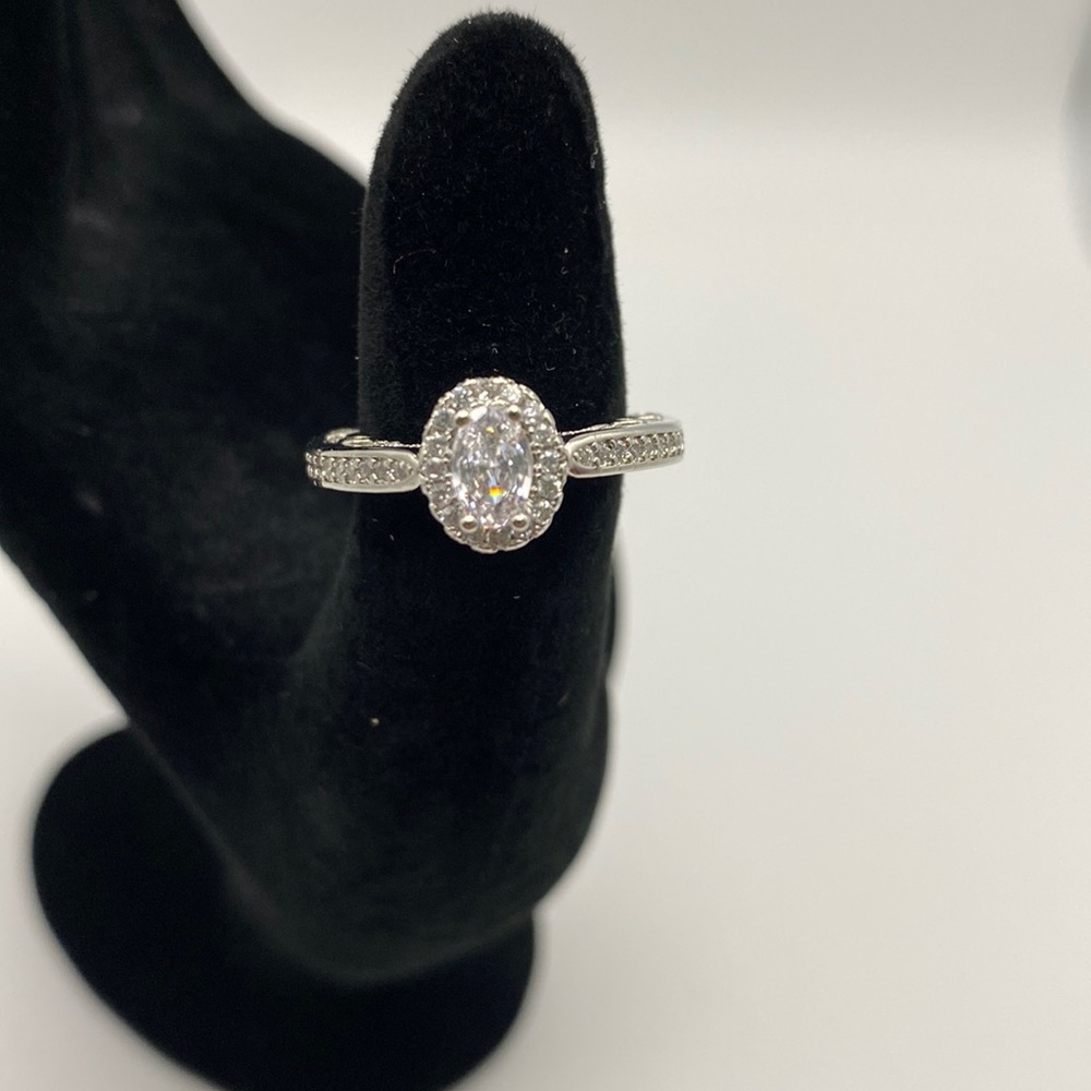Beautiful Silver Ring w/ Crystals